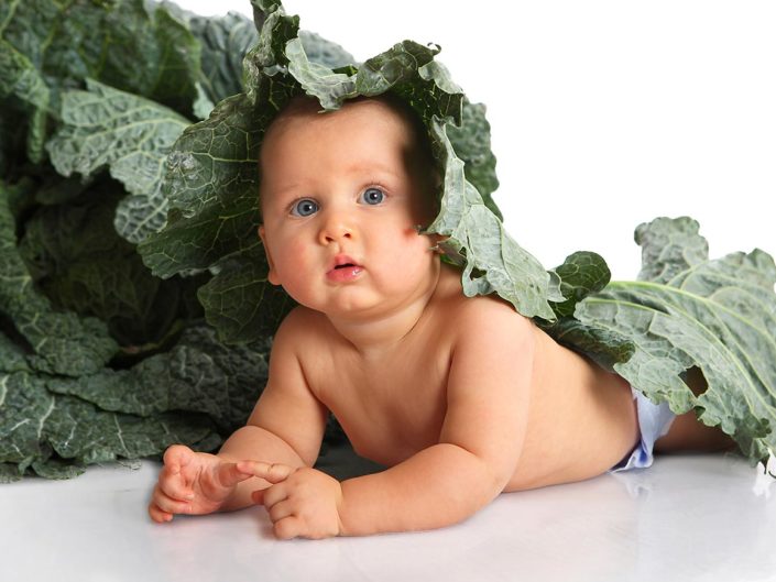 Bimbi sotto il cavolo